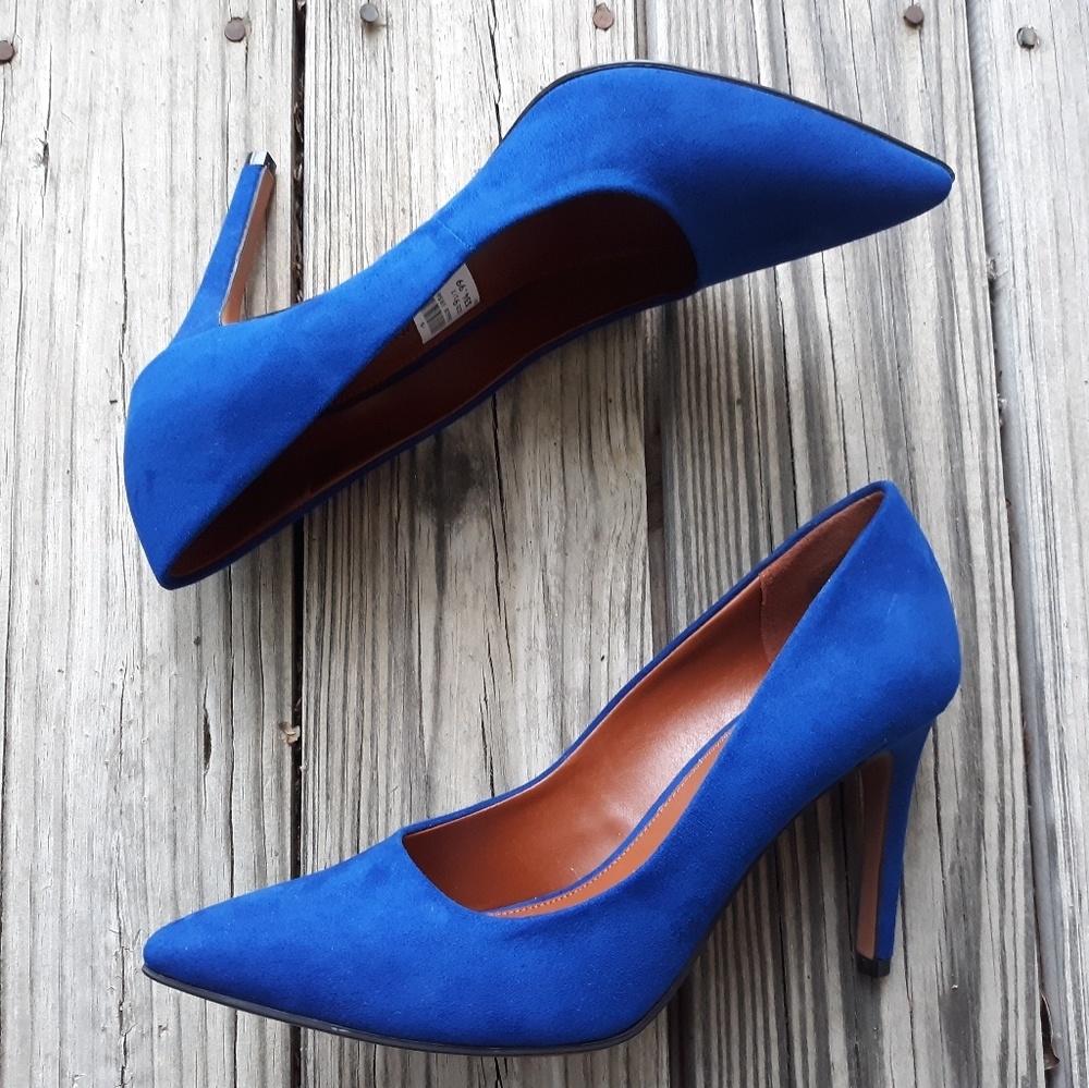 High-heeled shoes